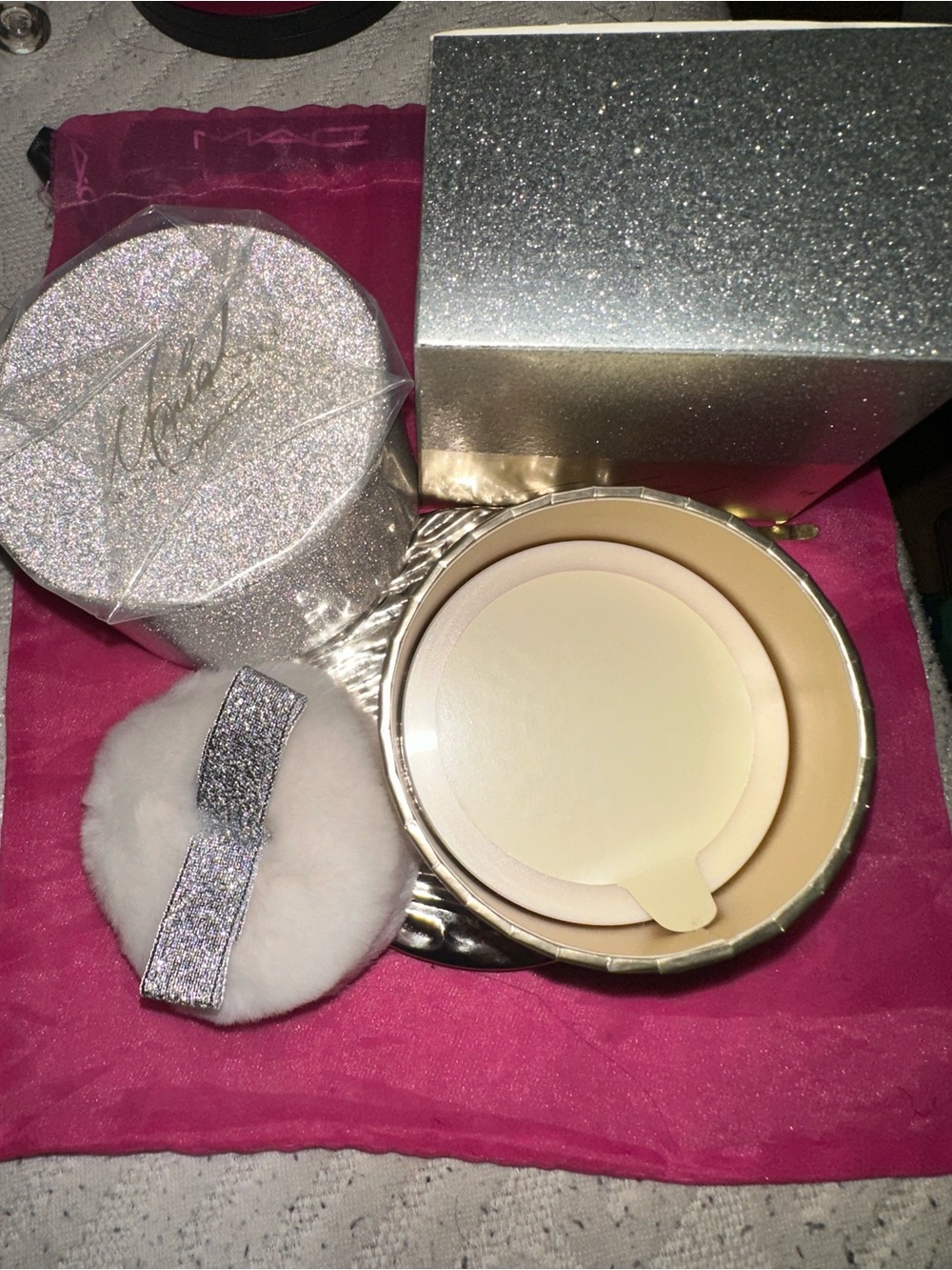 MAC Cosmetics x Mariah Carey Touch My Body Loose Powder